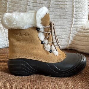 Columbia Tan and Black Fur-Lined Boots